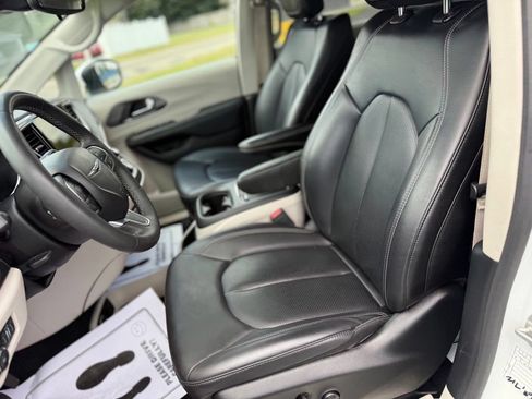 Used 2023 Chrysler Pacifica Touring-L FWD image 8
