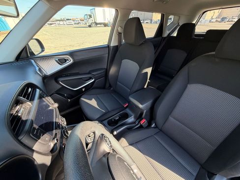 Used 2025 Kia Soul LX w/ LX Technology Package image 34
