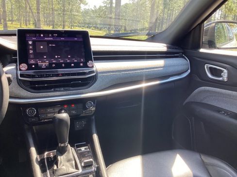 Used 2024 Jeep Compass Latitude image 14