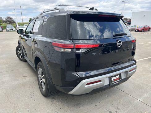 Used 2023 Nissan Pathfinder SL w/ Black Appearance Package AWD/4WD image 4