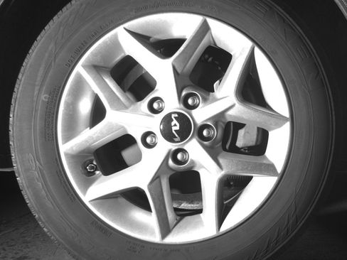 Used 2025 Kia Soul LX w/ LX Technology Package FWD image 13
