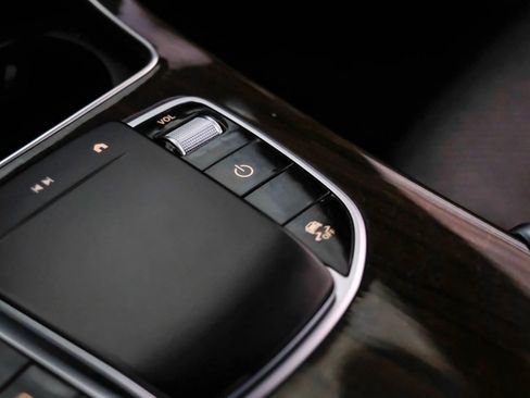Used 2020 Mercedes-Benz GLC 300 4MATIC image 25