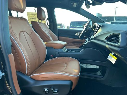 New 2026 Chrysler Pacifica Pinnacle image 26