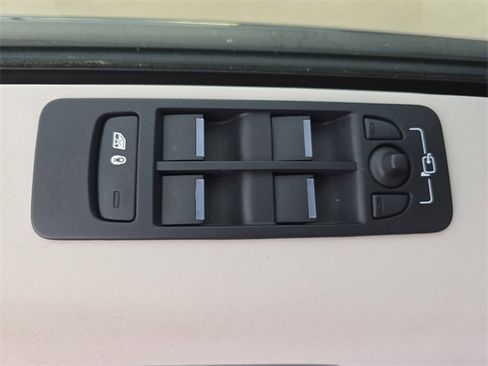 Used 2025 Land Rover Discovery Sport S image 25