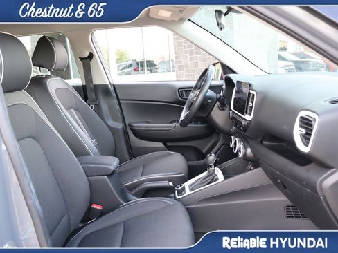 Used 2022 Hyundai Venue Limited FWD image 10