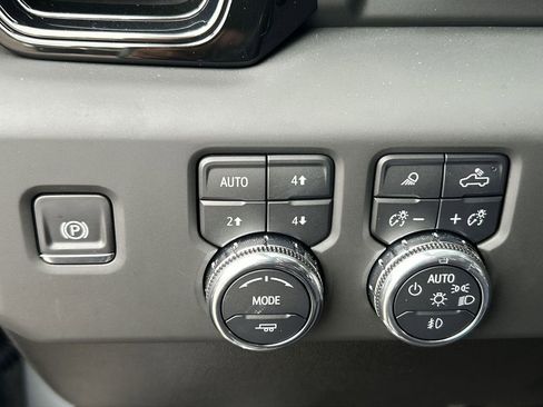 Used 2025 GMC Sierra 1500 AT4 w/ Technology Package image 18