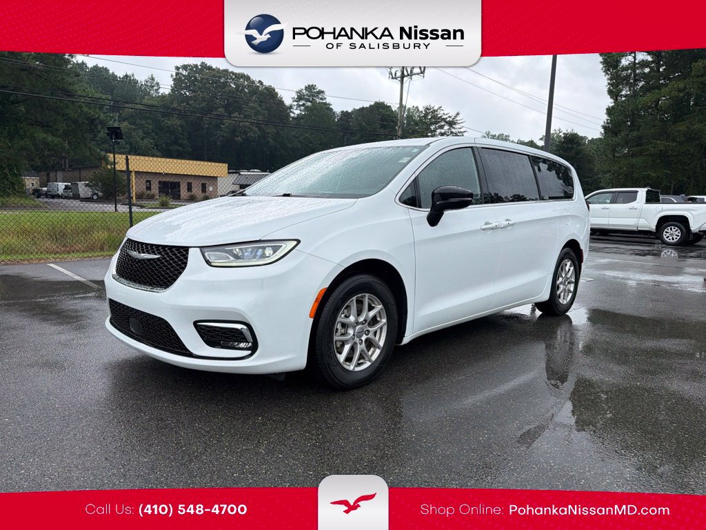Used 2025 Chrysler Pacifica Select FWD image 1