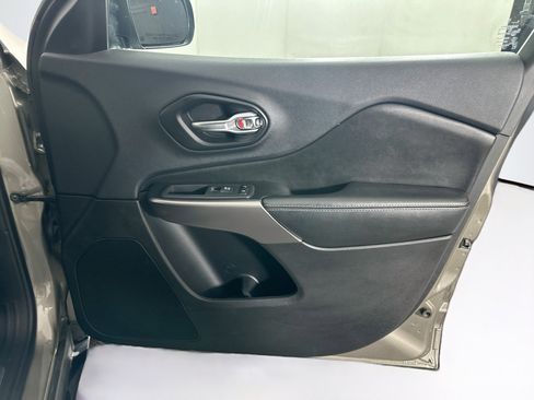 Used 2019 Jeep Cherokee Limited w/ Luxury Group FWD image 31