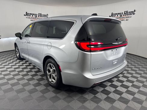 Used 2024 Chrysler Pacifica Limited FWD image 9