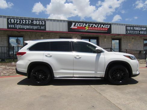 Used 2018 Toyota Highlander Limited Platinum FWD image 5