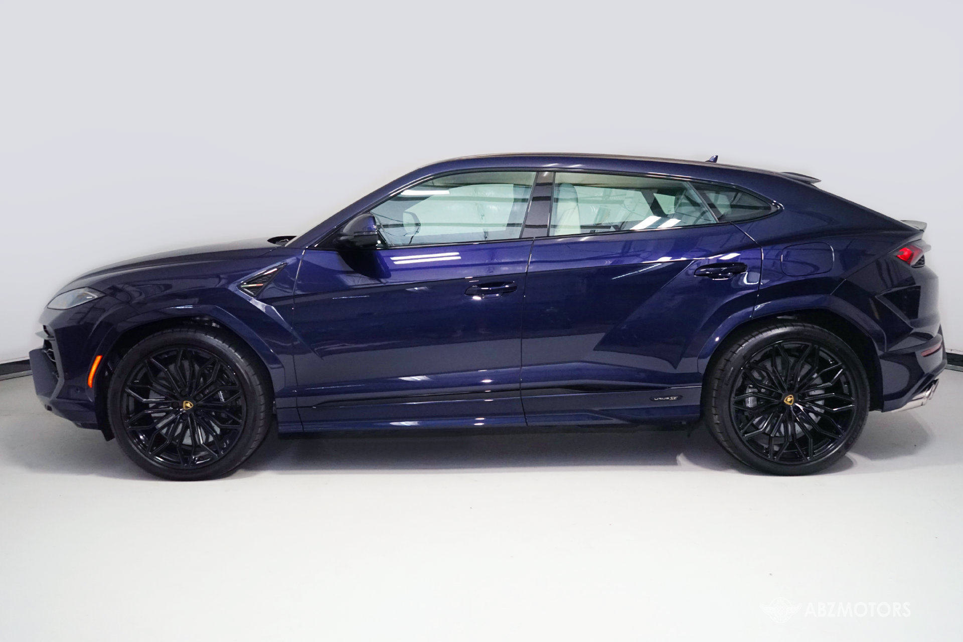 Used 2025 Lamborghini Urus SE AWD/4WD image 5