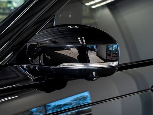 Used 2024 Land Rover Discovery Dynamic SE image 22