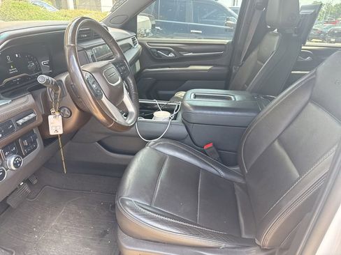 Used 2022 GMC Yukon XL Denali w/ Denali Premium Package RWD image 4