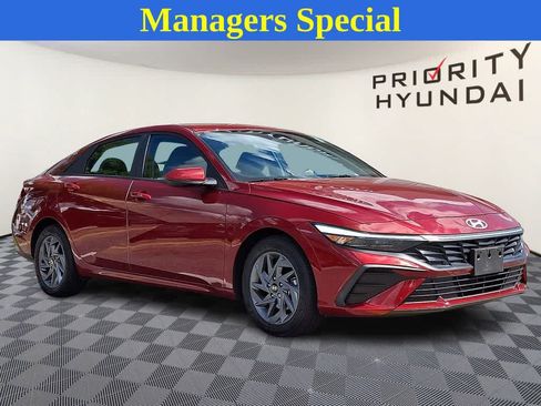 Used 2024 Hyundai Elantra SEL FWD image 3