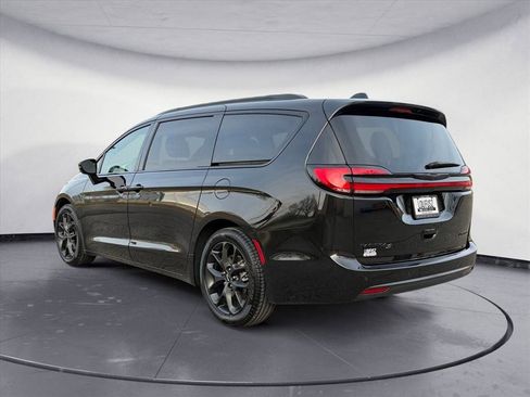 Used 2024 Chrysler Pacifica Limited w/ S Appearance Package image 4