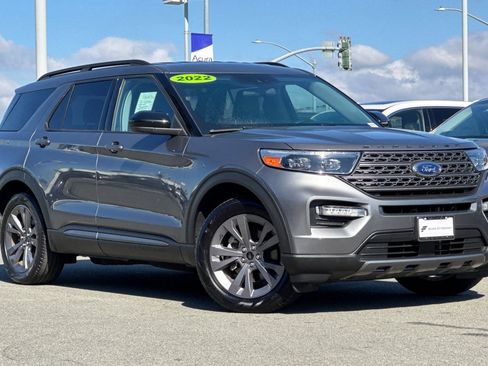 Used 2022 Ford Explorer XLT w/ Equipment Group 202A image 2