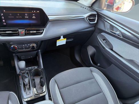 Used 2024 Chevrolet TrailBlazer LT w/ Driver Confidence Package FWD image 28