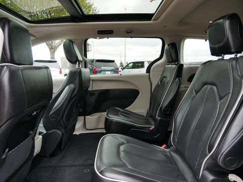 Used 2023 Chrysler Pacifica Limited FWD image 10
