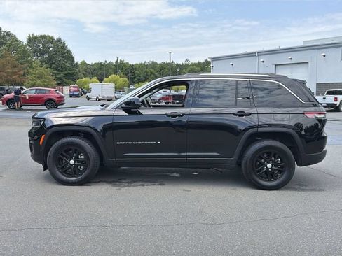 Used 2023 Jeep Grand Cherokee Laredo w/ Luxury Tech Group I AWD/4WD image 10