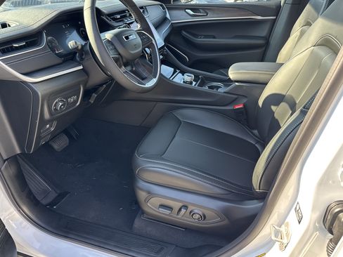 New 2025 Jeep Grand Cherokee Limited w/ Black Appearance Package image 16