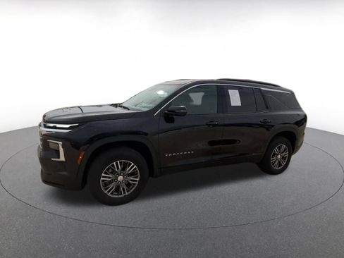Used 2025 Chevrolet Traverse LT FWD image 8