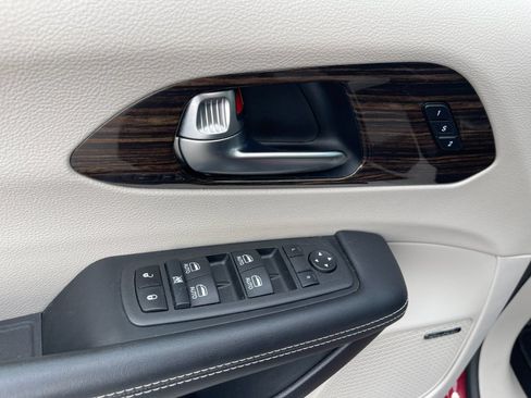 Used 2022 Chrysler Pacifica Limited AWD/4WD image 13