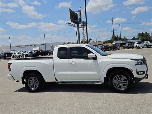 Used 2025 Nissan Frontier SV w/ SV Convenience Package RWD image 5