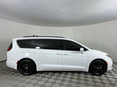 Used 2022 Chrysler Pacifica Touring-L w/ Uconnect Theater Family Group FWD image 3
