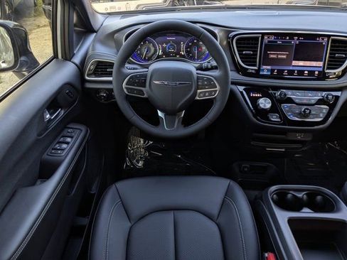 New 2026 Chrysler Pacifica Select FWD image 18