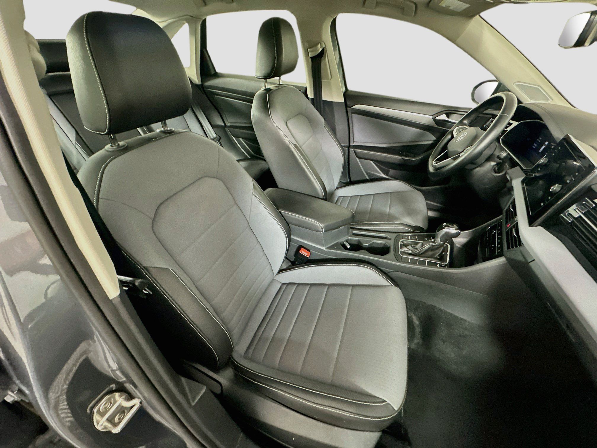 Used 2025 Volkswagen Jetta SE FWD image 30