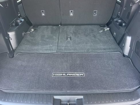 Used 2022 Toyota Highlander LE FWD image 19