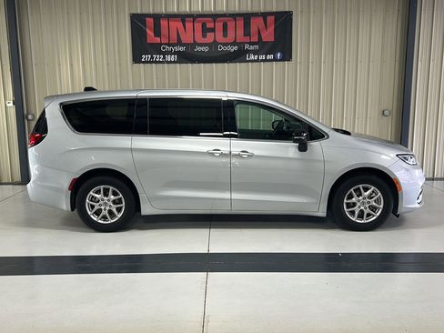 Used 2024 Chrysler Pacifica Touring-L image 5