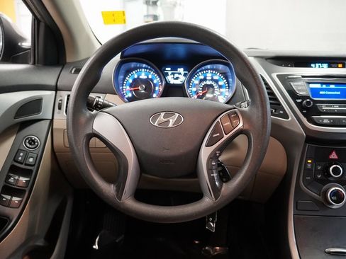 Used 2015 Hyundai Elantra SE image 16