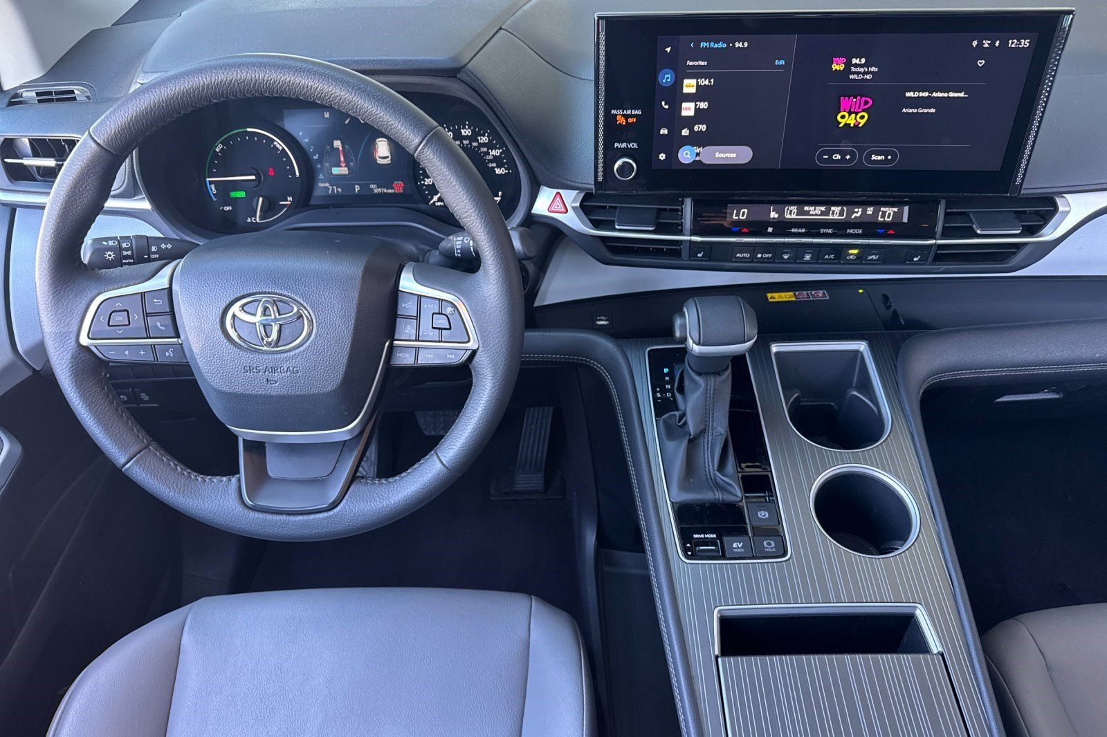 Used 2026 Toyota Sienna XLE FWD image 33