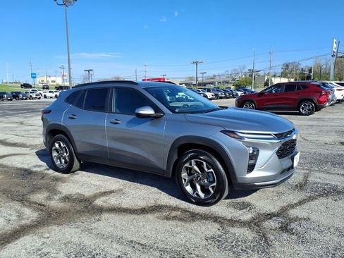 Used 2025 Chevrolet Trax LT w/ LT Convenience Package FWD image 8