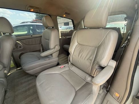 Used 2004 Toyota Sienna XLE w/ XLE Pkg 10 FWD image 9