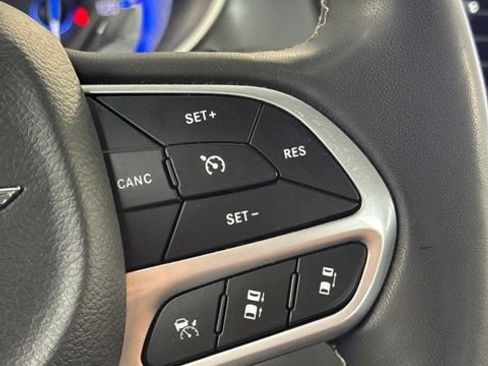 Used 2024 Chrysler Pacifica Touring-L FWD image 12