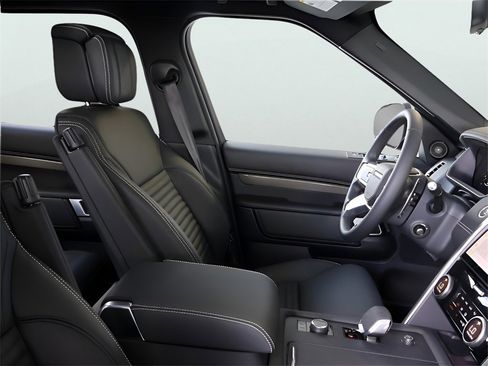 Used 2025 Land Rover Discovery Metropolitan Edition image 20