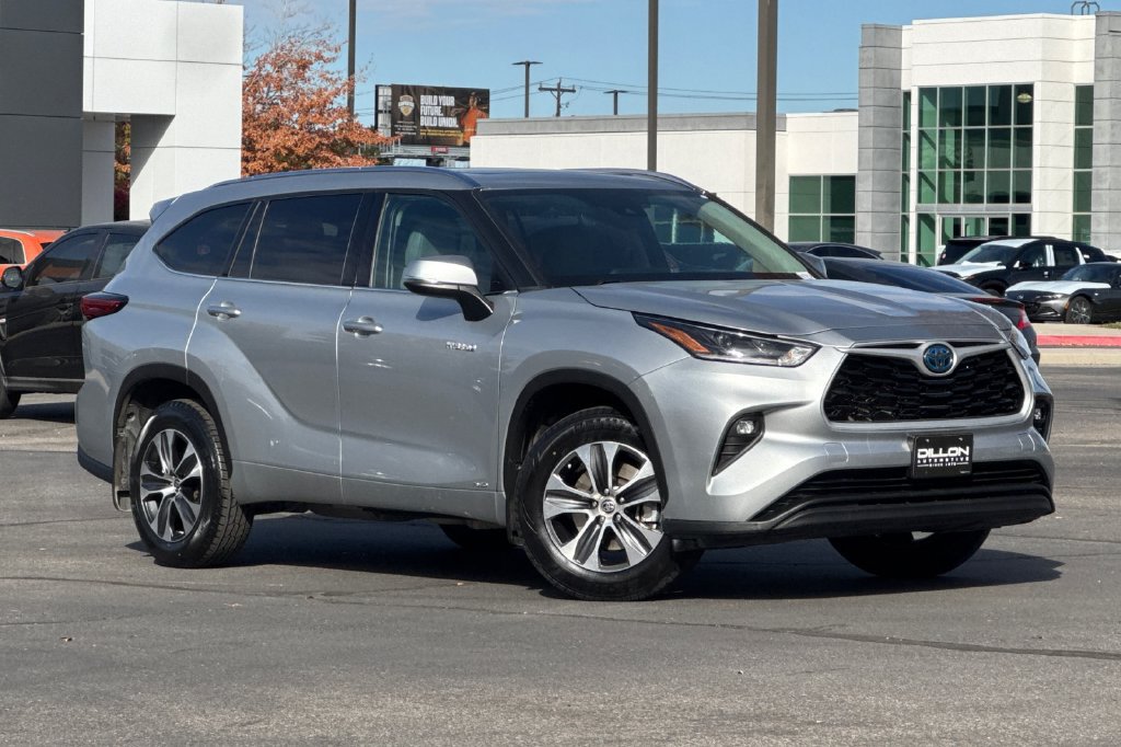 Used 2021 Toyota Highlander XLE AWD/4WD image 2