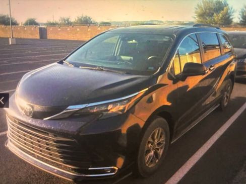 Used 2024 Toyota Sienna XLE FWD image 1