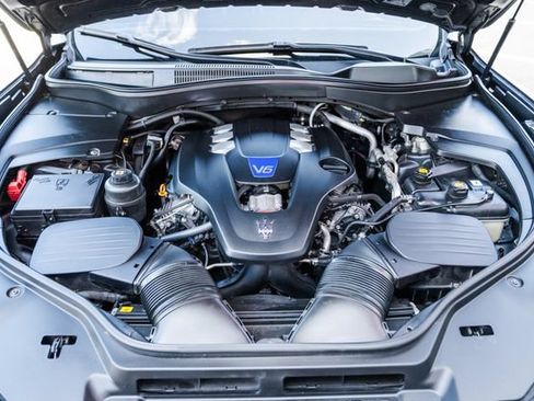 Used 2017 Maserati Levante S AWD/4WD image 27
