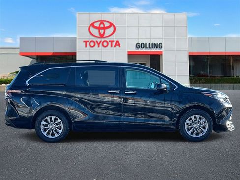 Used 2024 Toyota Sienna XLE image 6