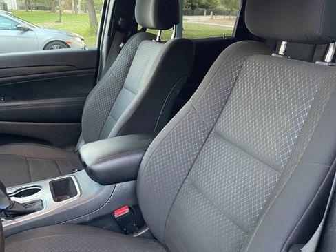 Used 2018 Jeep Grand Cherokee Laredo image 12