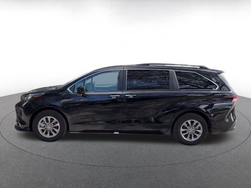 Used 2024 Toyota Sienna XLE image 9