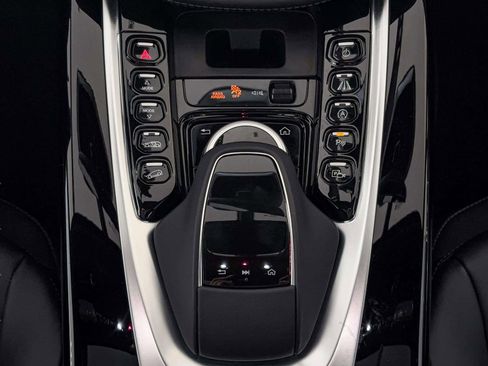 Used 2024 Aston Martin DBX image 32