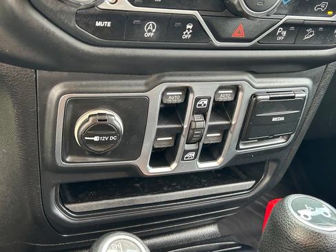 Certified 2018 Jeep Wrangler Unlimited Sahara AWD/4WD image 29