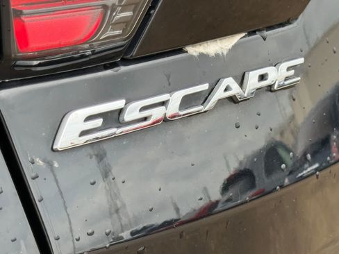 Used 2017 Ford Escape SE FWD image 19