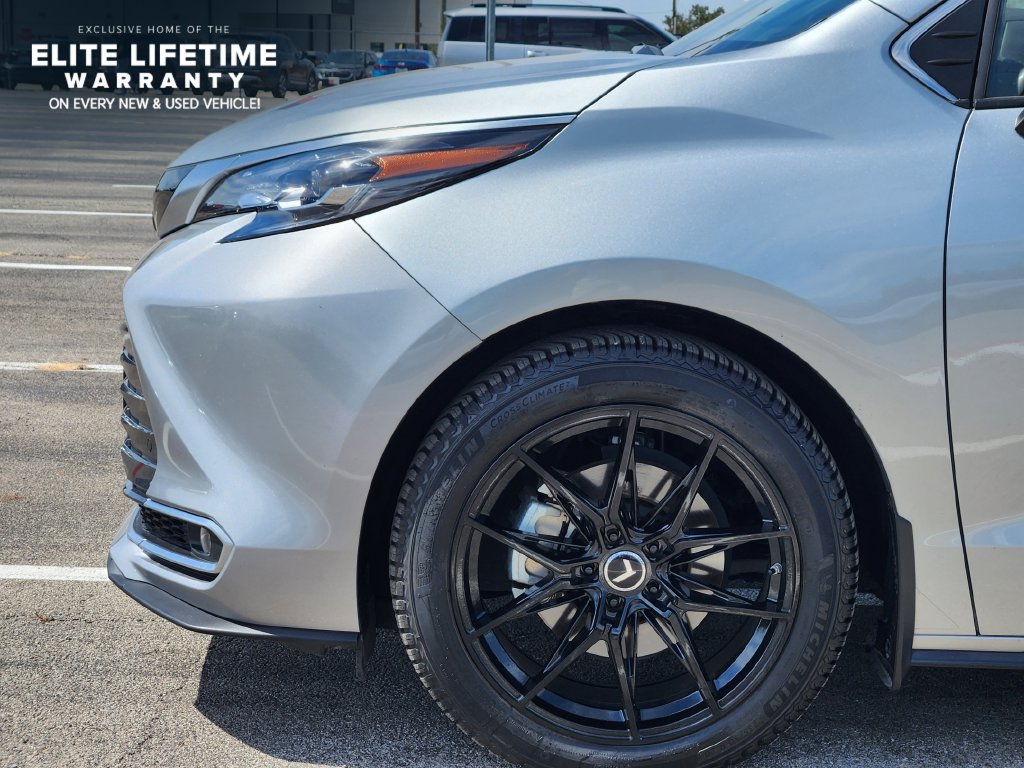 Used 2024 Toyota Sienna Platinum FWD image 9