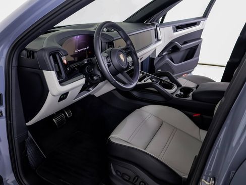 Used 2026 Porsche Cayenne S image 4