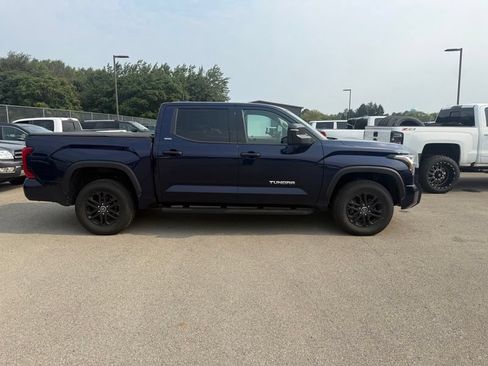 Used 2022 Toyota Tundra SR5 w/ SR5 Convenience Package AWD/4WD image 10